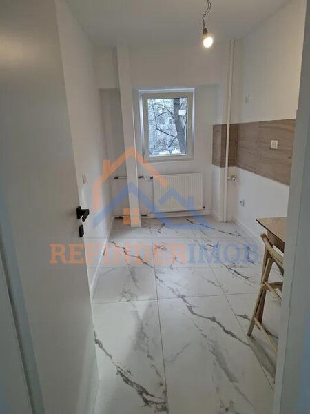 Aparatorii Patriei, metrou garsoniera renovata etaj 1 bloc din 1986